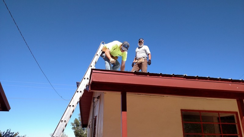 2015.Working on the roof